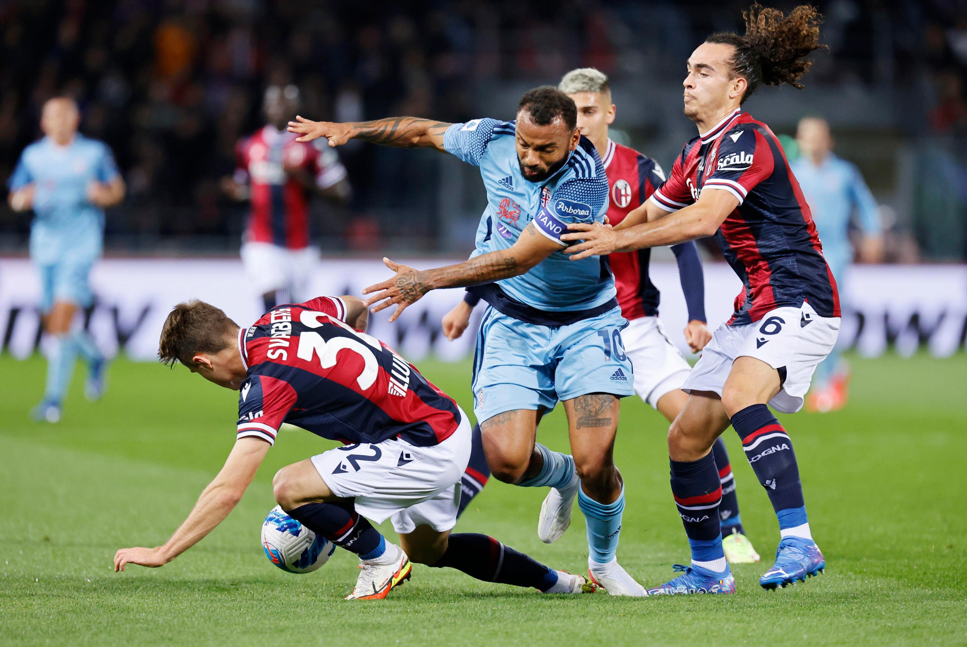 Joao Pedro in azione nella gara d'andata al Dall'Ara vinta dai bolognesi per 2-0