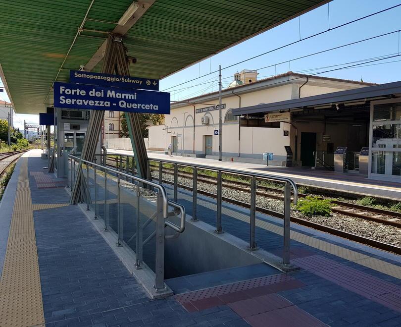 Frattura a una spalla dopo l’urto con un treno in transito a Querceta