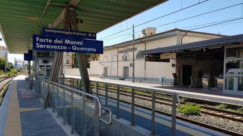 Frattura a una spalla dopo l’urto con un treno in transito a Querceta