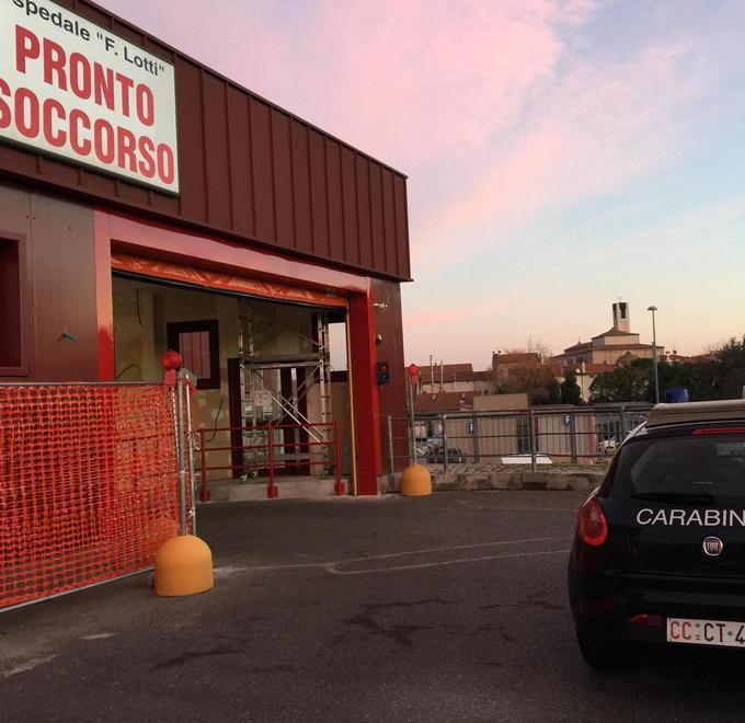 Caos al pronto soccorso di Pontedera, picchia i soccorritori e blocca un servizio del 118 