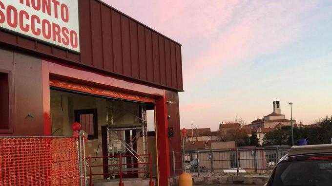 Caos al pronto soccorso di Pontedera, picchia i soccorritori e blocca un servizio del 118