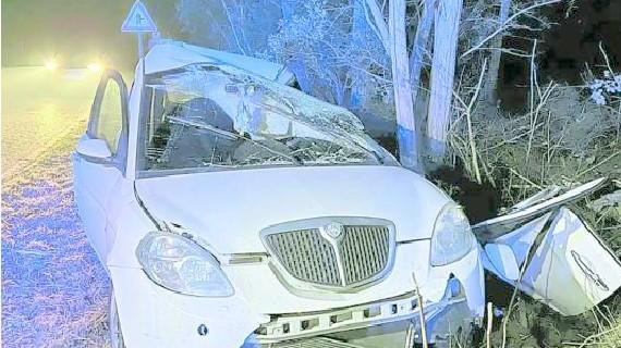 Con l’auto contro un albero senza frenare: la giovane ancora grave in rianimazione