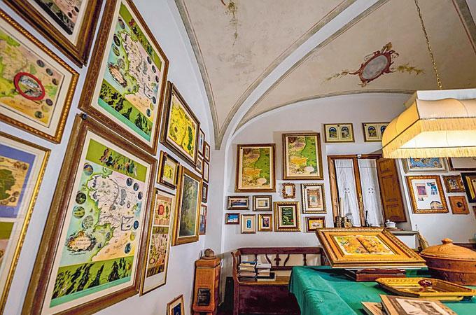 La sala da biliardo allestita ad archivio-museale sulle opere di Pauline Baynes