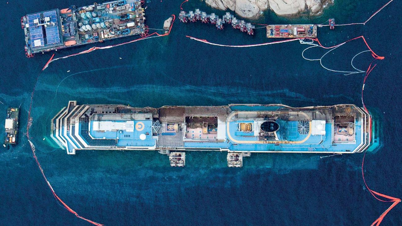 La Costa Concordia dopo la rotazione (foto Massimo Sestini)