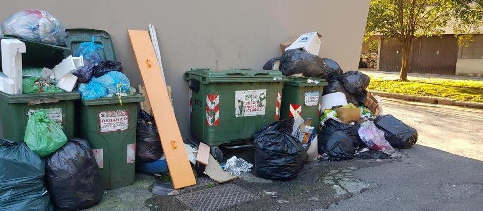 Bidoni non svuotati da prima di Natale 