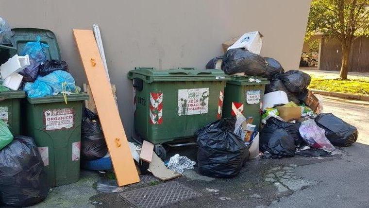 Bidoni non svuotati da prima di Natale