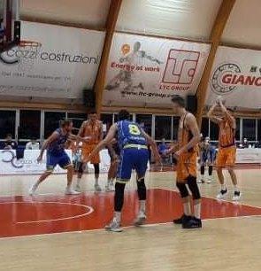Disfatta gialloblù sul parquet del fanalino 