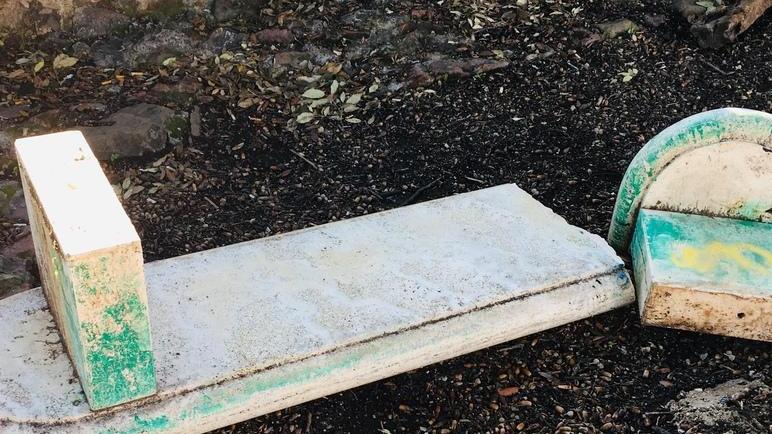 Panchine ribaltate e spaccate in due e parapetto imbrattato di scritte