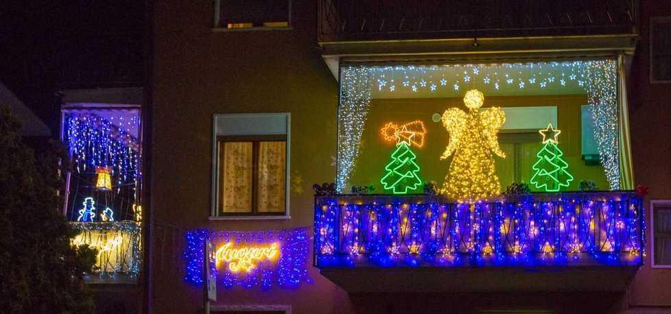 Messaggi di speranza nelle vetrine e sui balconi 