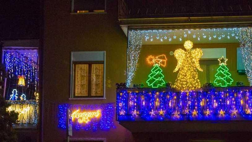 Messaggi di speranza nelle vetrine e sui balconi