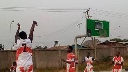 Goma ha portato in Ghana maglie e materiale sportivo