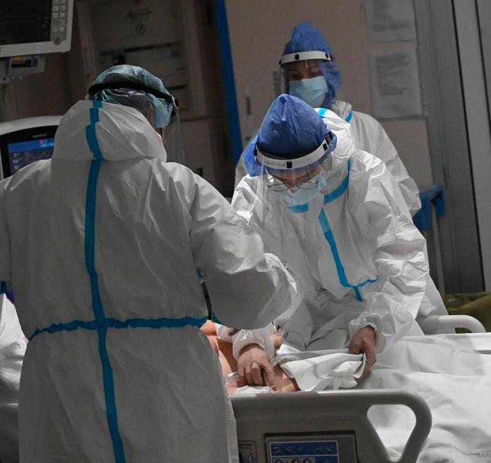 Oltre seicento i nuovi contagi In calo il tasso di positività 