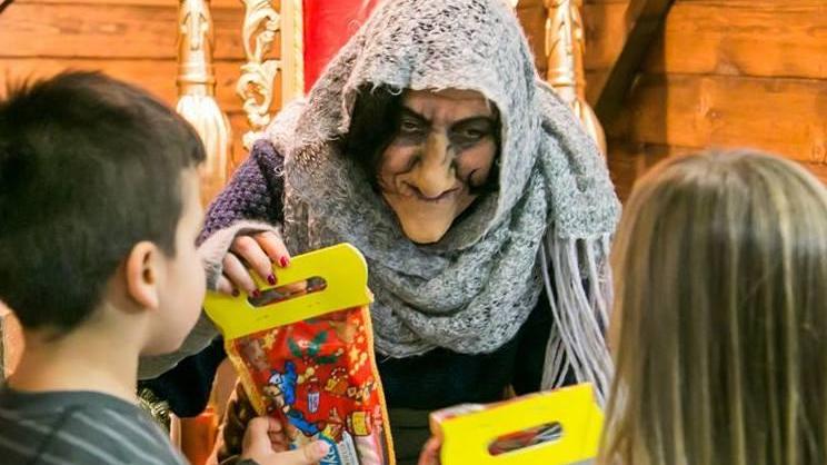 Le calze della Befana sui banchi «Un sorriso per i più giovani»
