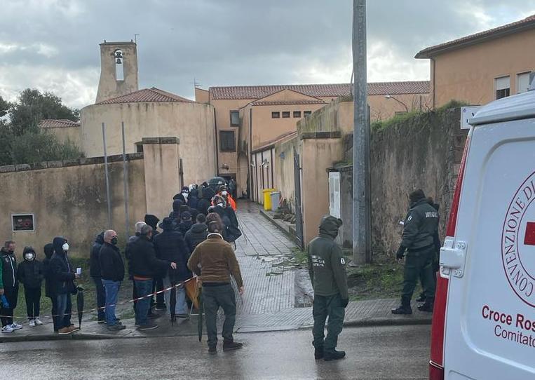 Covid, Bosa: oltre mille persone in fila per il vaccino 