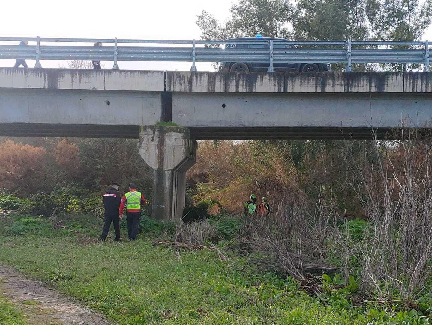 Trovato morto in un fiume con una ferita alla testa 