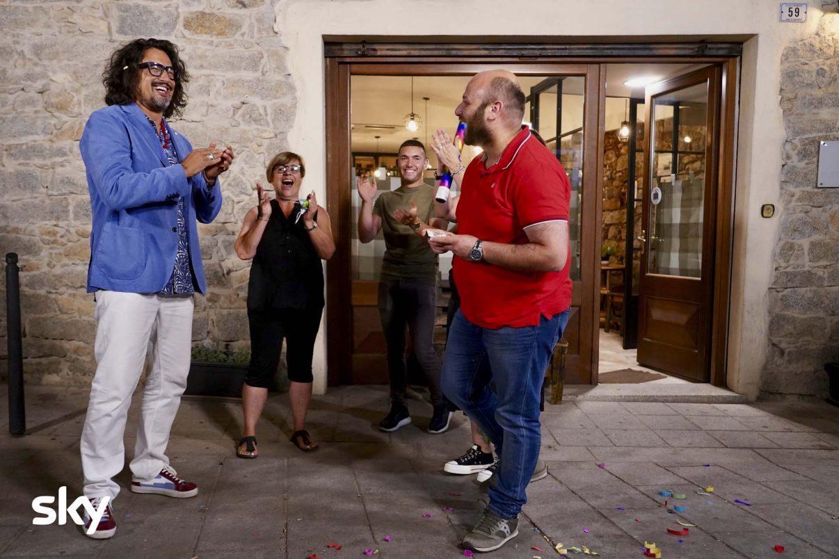 Alessandro Borghese davanti all'Abbamele osteria di Mamoiada