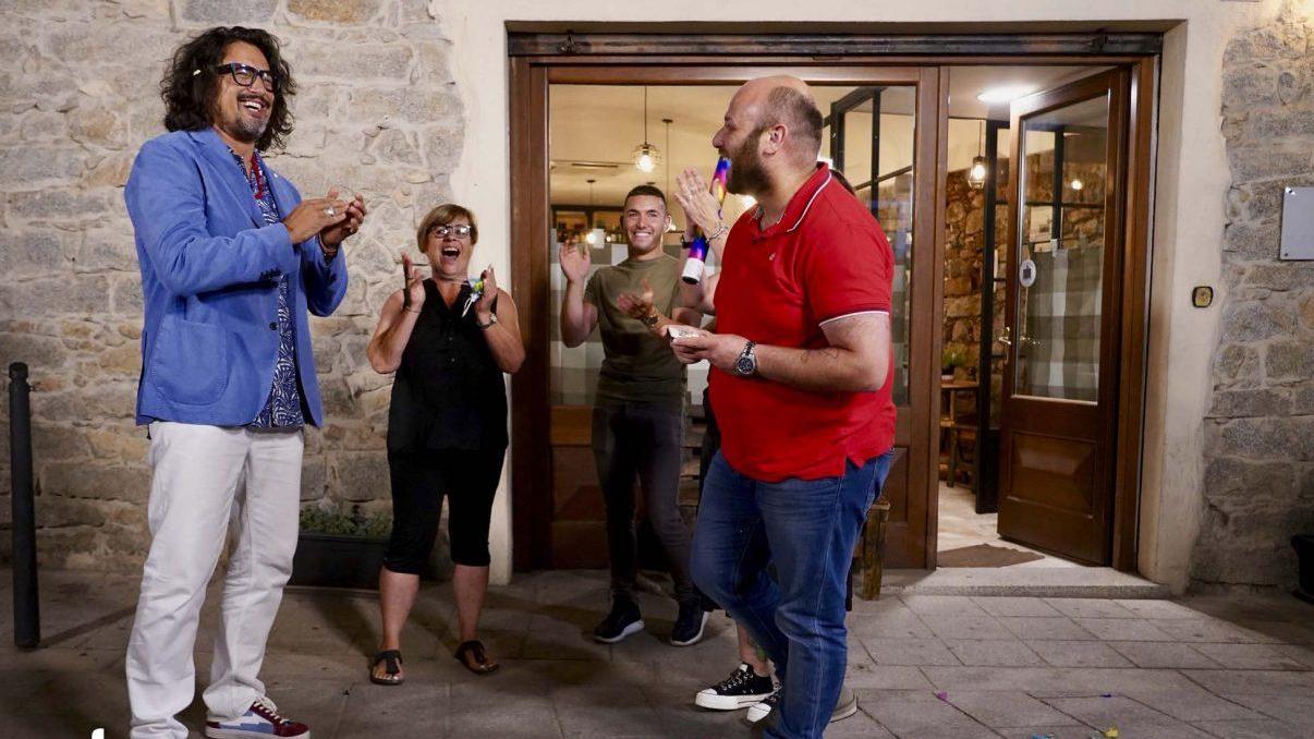 Alessandro Borghese davanti all'Abbamele osteria di Mamoiada