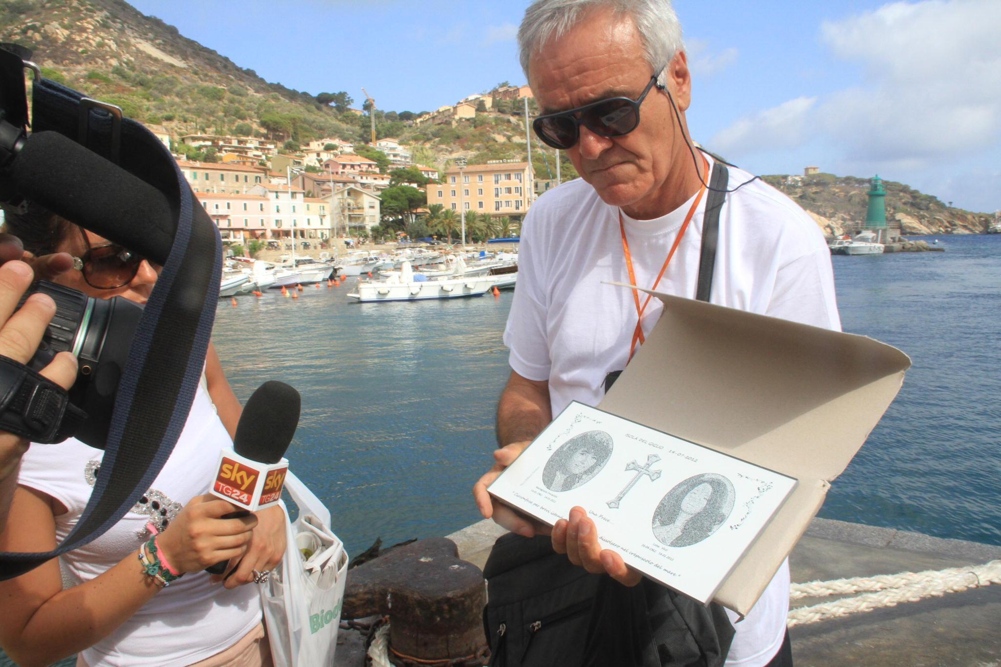 Elio Vincenzi con la foto della moglie