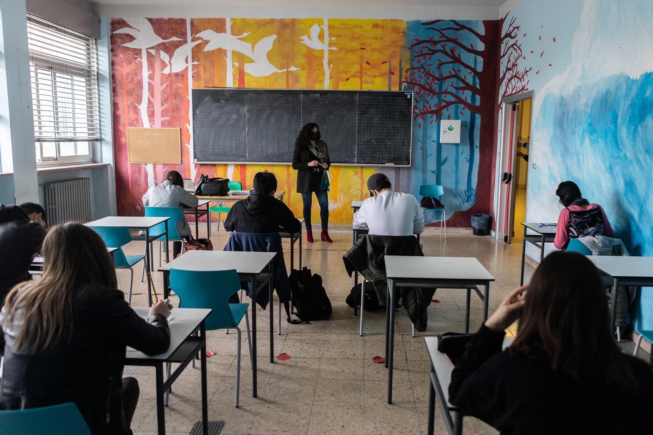 Rientro a scuola, i presidi lucchesi preoccupati: «Si vive alla giornata» 