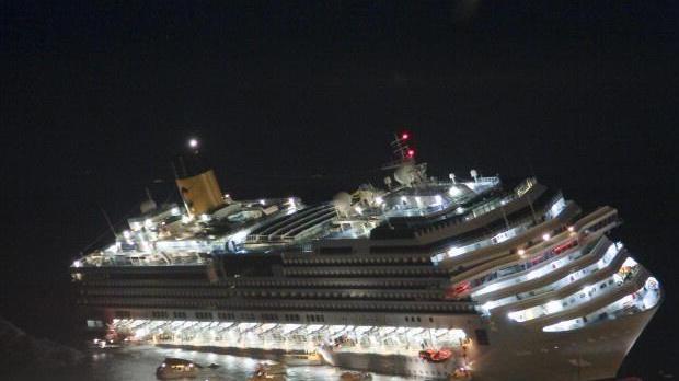 Costa Concordia, la prima telefonata di una naufraga: «Aiutateci, a bordo non ci danno risposte» 