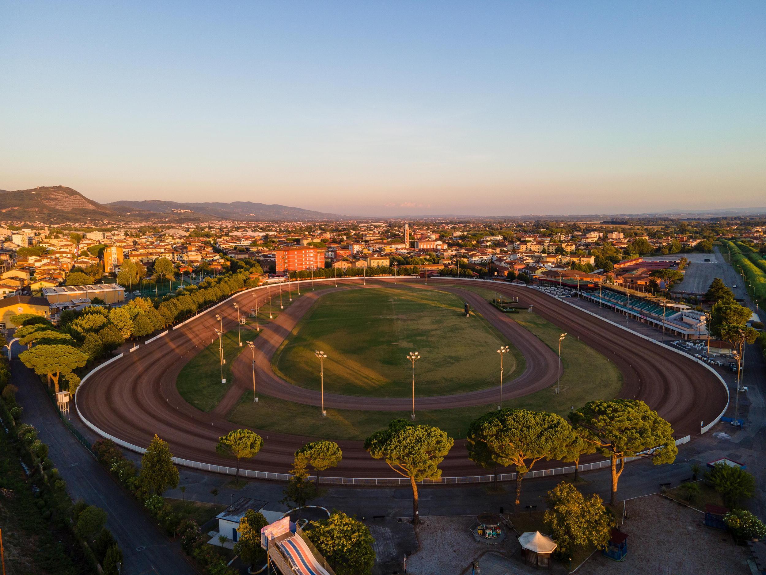 una veduta dall’alto dell’Ippodromo di Montecatini che da venerdì ospiterà il nuovo hub vaccinale di Montecatini