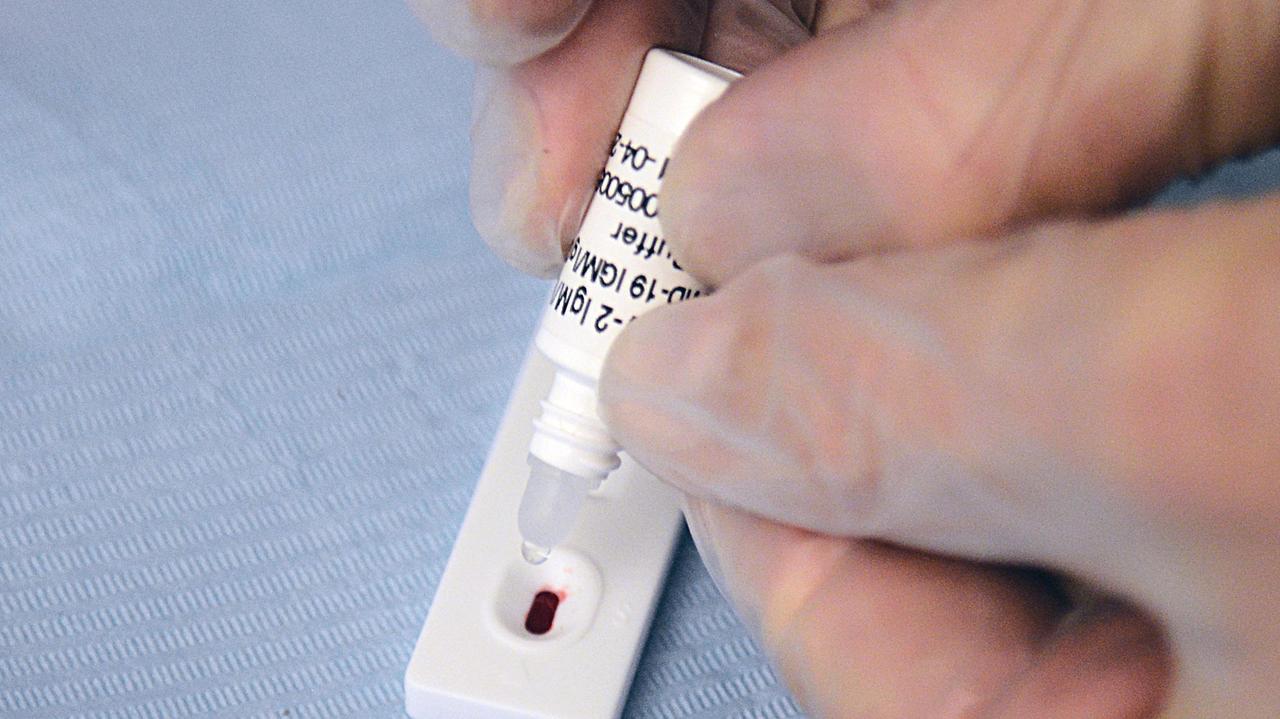 Medico no-vax arrestato, prime analisi per scovare i falsi Green pass