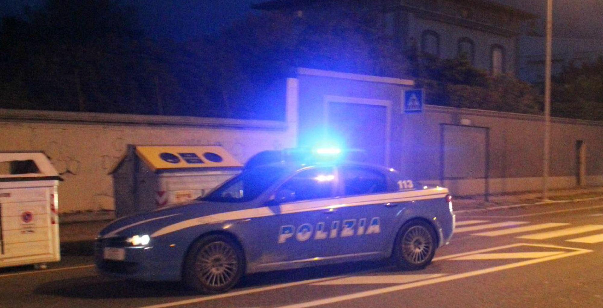 Una volante della polizia di Stato su viale Italia (foto d'archivio)