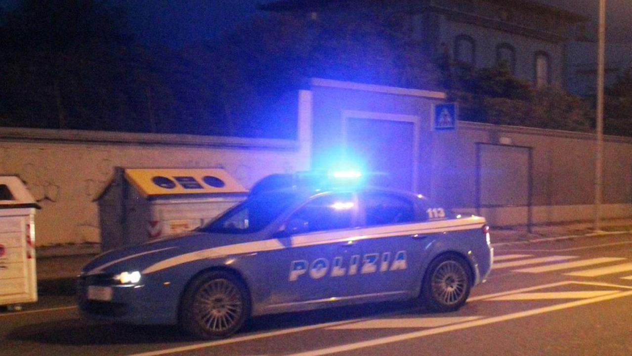 Una volante della polizia di Stato su viale Italia (foto d'archivio)