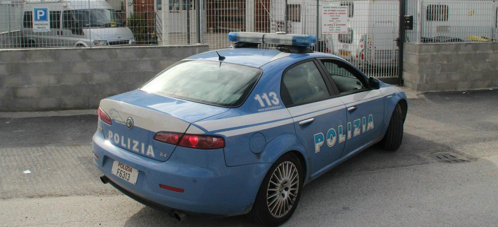 Una volante della polizia in via Provinciale Pisana (foto d'archivio)