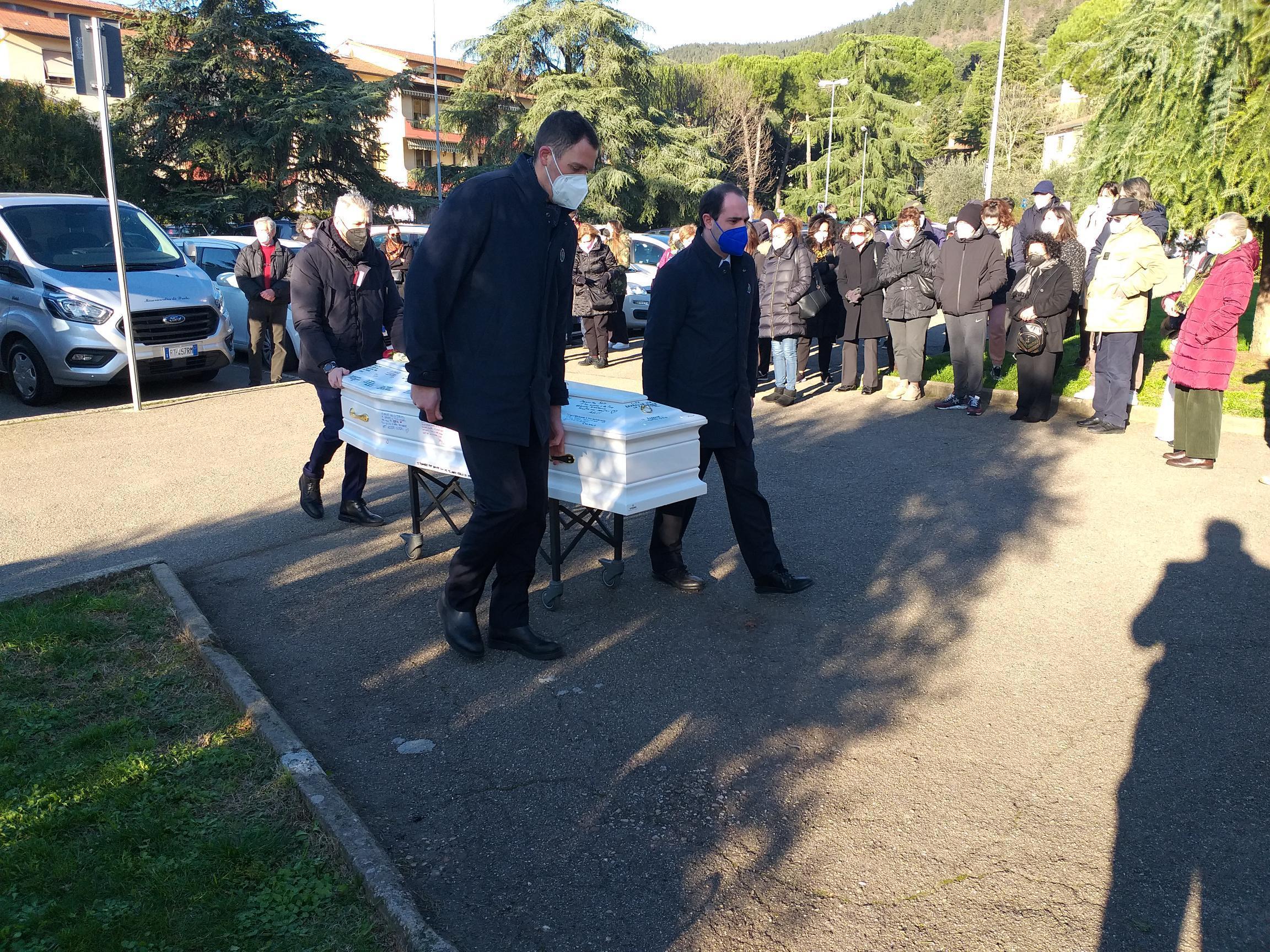 La bara bianca colla salma di Sofia Castelli viene portata in chiesa