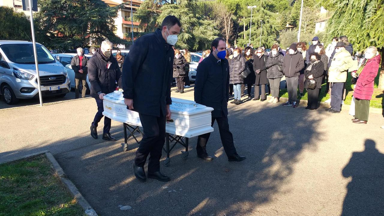La bara bianca colla salma di Sofia Castelli viene portata in chiesa