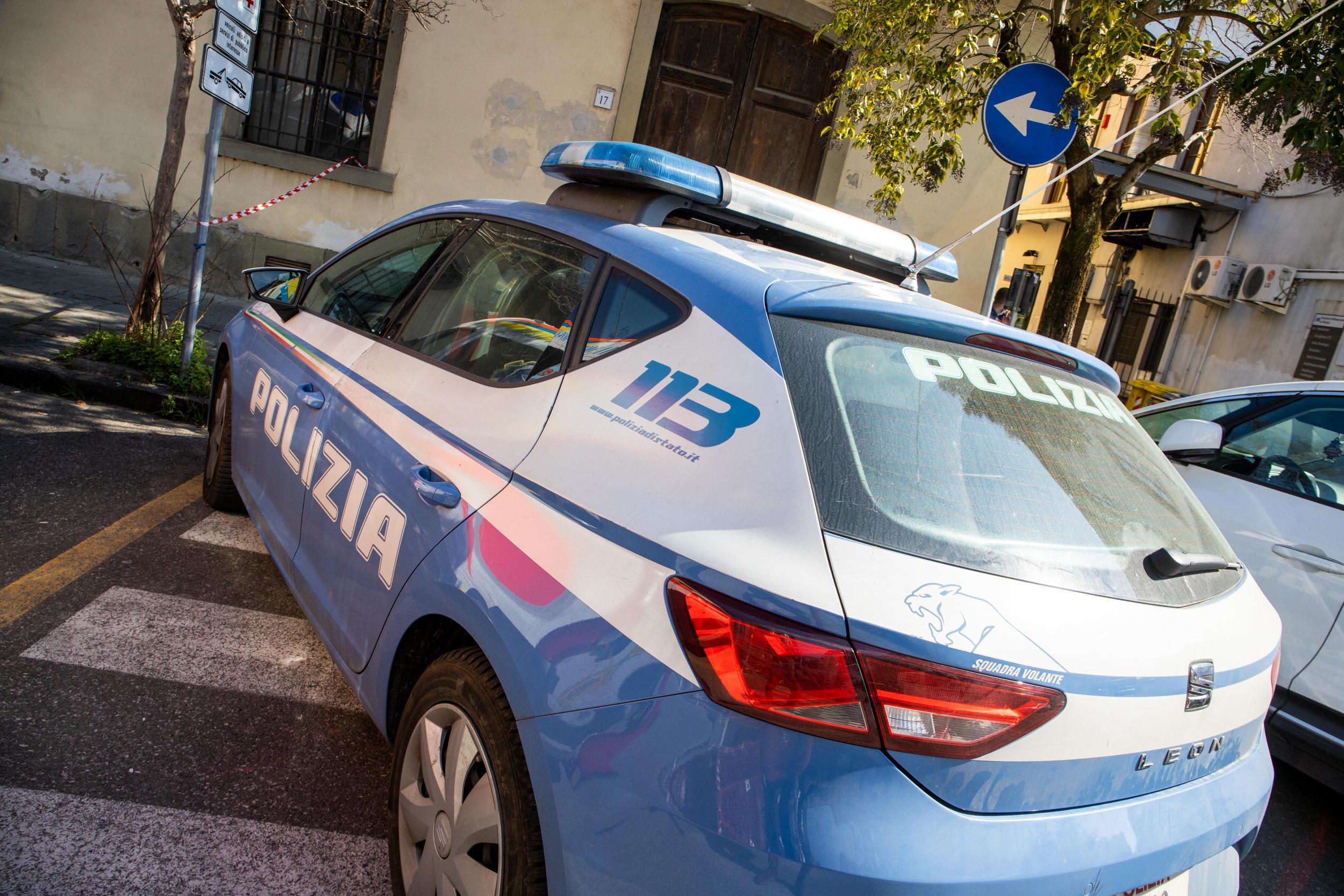 Una volante della polizia di Stato (foto d'archivio)