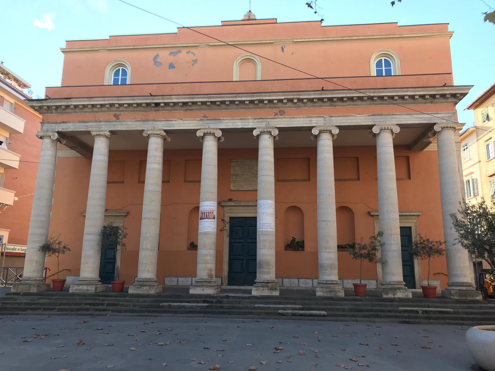 «Fuoco sul portone spintoni e offese». Da piazza XX arriva l'sos del parroco
