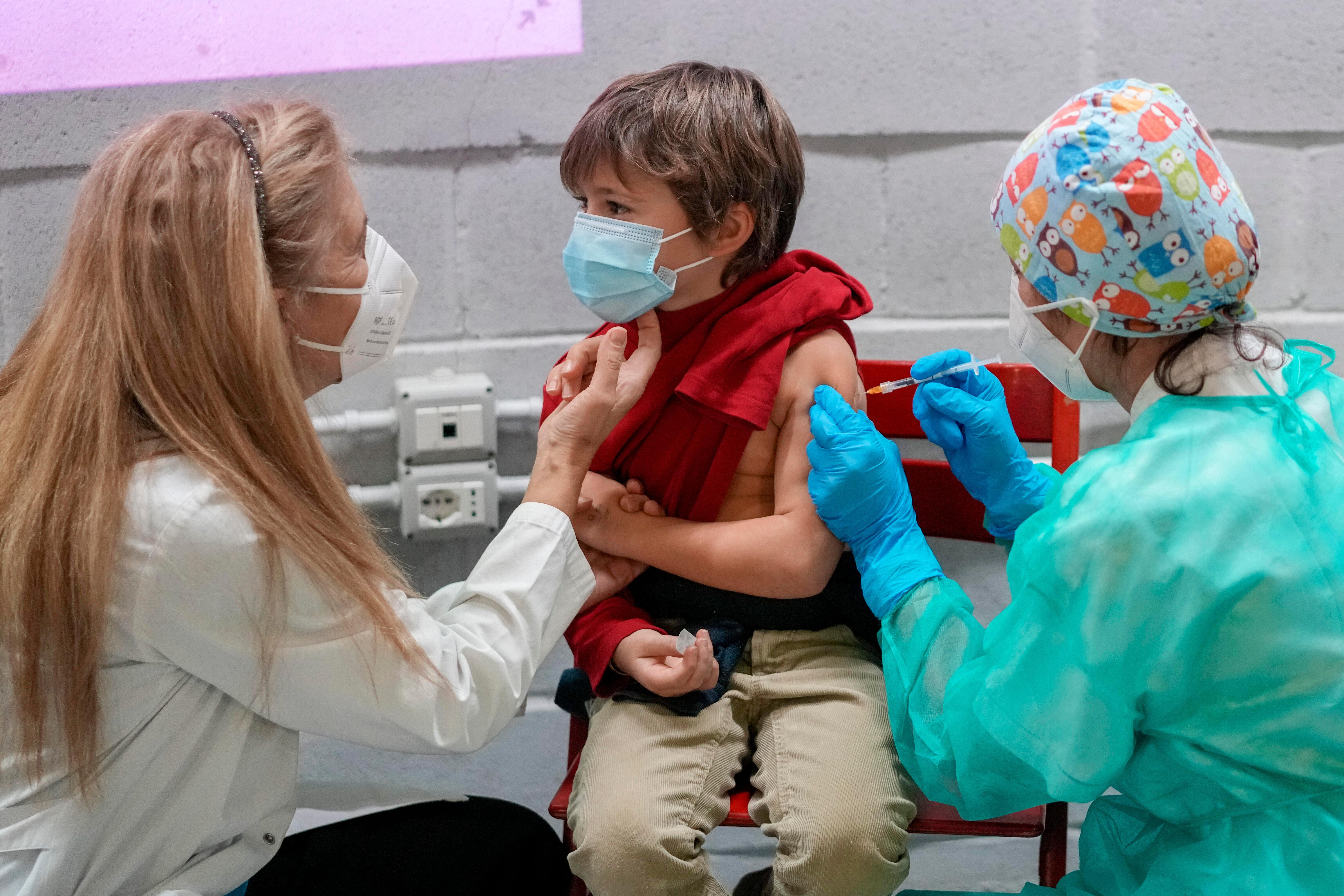 La strategia vaccinale - secondo l'esperto - deve cambiare per produrre effetti più incisivi