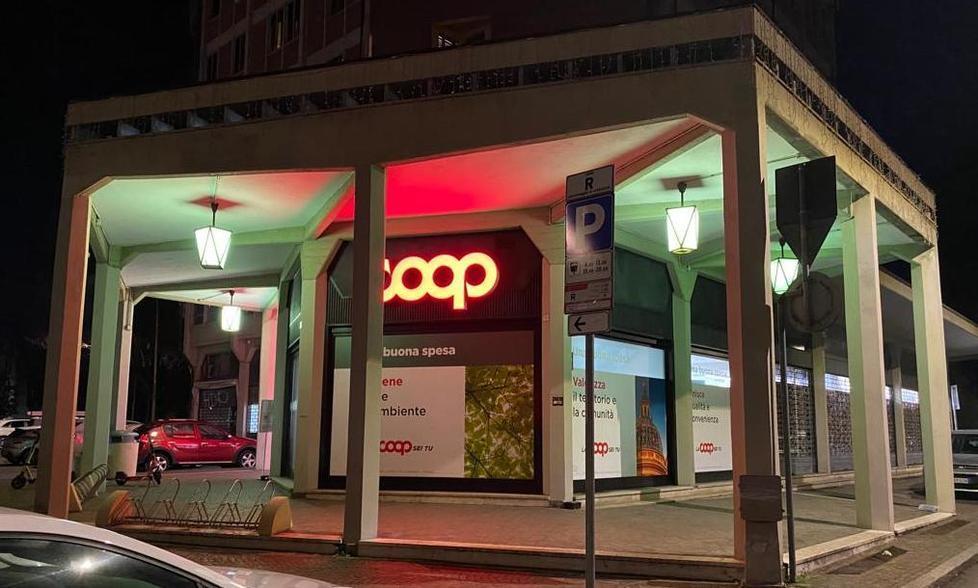 Rapina alla Coop di Porta Castello: minaccia la cassiera con la pistola e fugge con l’incasso 