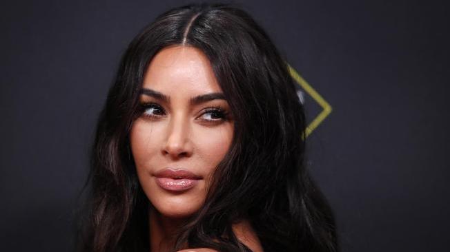 Kim Kardashian scivola su criptovalute, causa da investitori