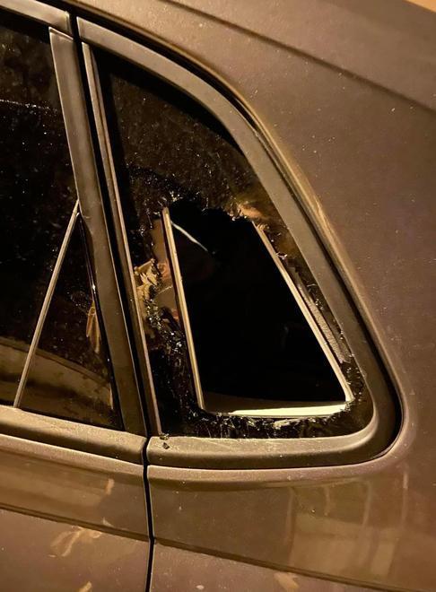 Danni alle auto e furti, degrado al parcheggio 