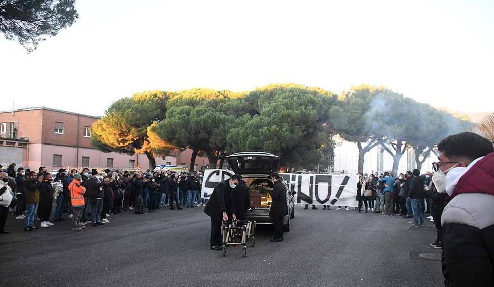 L’estremo omaggio dei sostenitori bianconeri al supertifoso Sandrino
