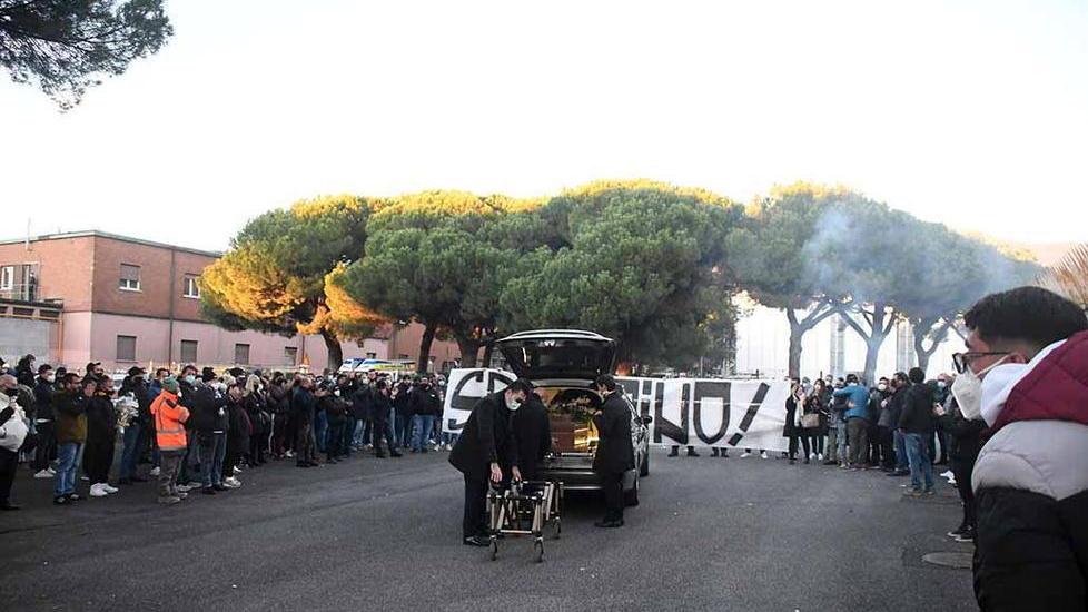 L’estremo omaggio dei sostenitori bianconeri al supertifoso Sandrino