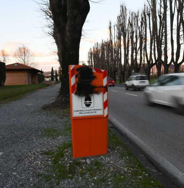 Vandalizzato il velobox di viale Del Prete 