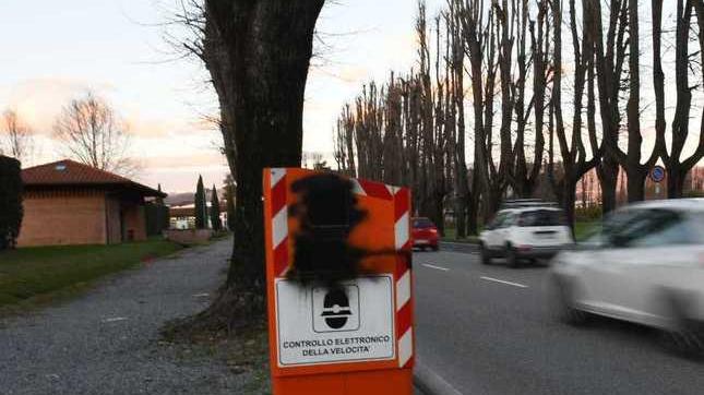 Vandalizzato il velobox di viale Del Prete