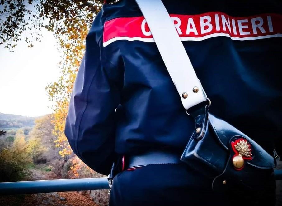 Picchia la moglie e la sbatte al gelo col figlio 