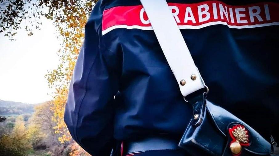 Picchia la moglie e la sbatte al gelo col figlio