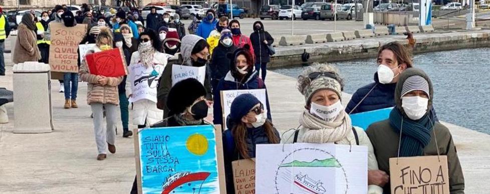 Presidio no-pass al porto: «Il governo sta negandoci la continuità territoriale»