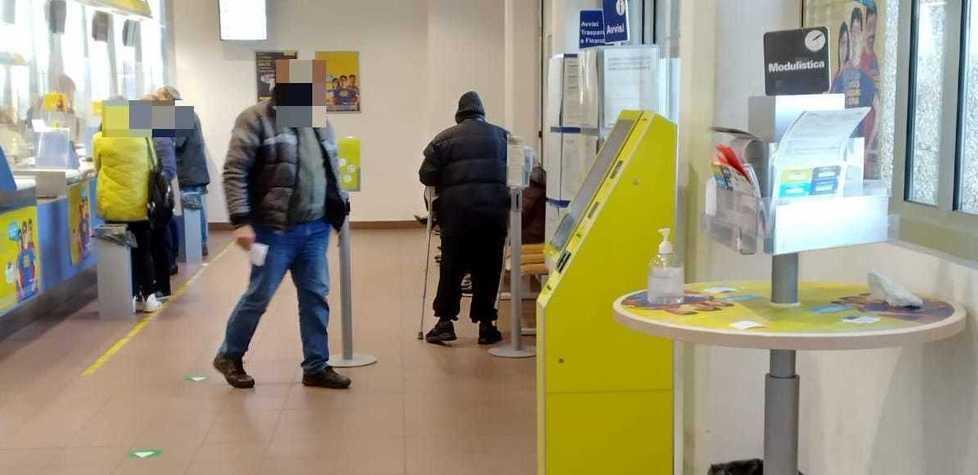 Poste a orario ridotto e proteste per l’attesa al freddo nel piazzale