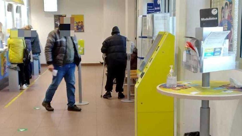 Poste a orario ridotto e proteste per l’attesa al freddo nel piazzale