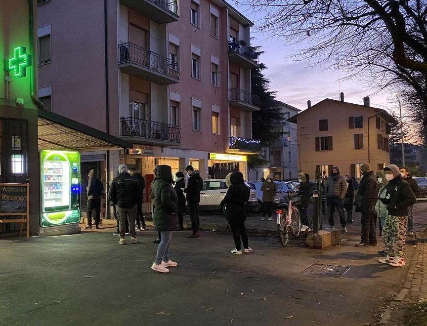 Farmacie prese d’assalto a caccia di un tampone 
