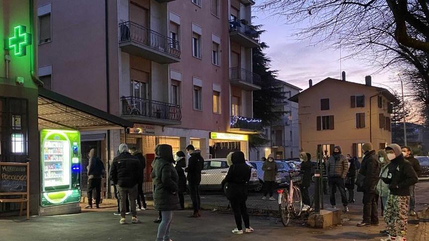 Farmacie prese d’assalto a caccia di un tampone