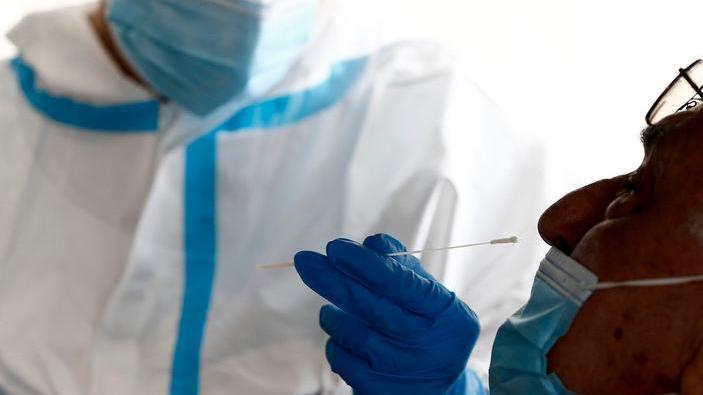 Morto un uomo di 79 anni Altri 1.875 casi, tre sono gravi