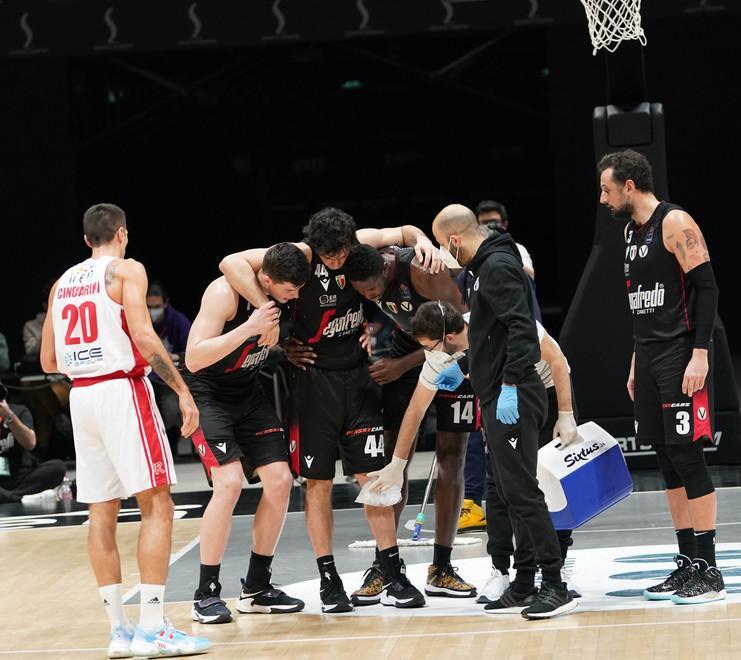 Teodosic fuori 20 giorni Scoppia la polemica sugli adesivi sul parquet 